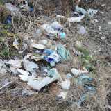 Troviamo qui questo �eroe delle strade dimenticate�, tra bottiglie, lattine, cibo in scatola, plastica, fazzoletti, cerchioni e coperte che accompagnano tutto il tracciato della lingua d�asfalto